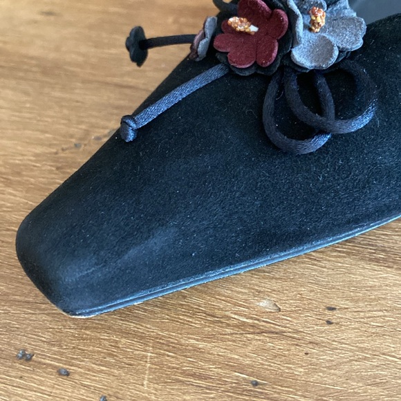 Stuart Weitzman Black Suede Mule- used

Size: 9 M Stuart Weitzman - Picture 11 of 16